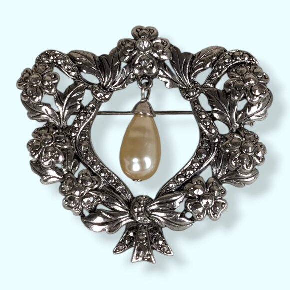 V. Avon "Romantic Renaissance" Faux Pearl Brooch - Picture 1 of 7
